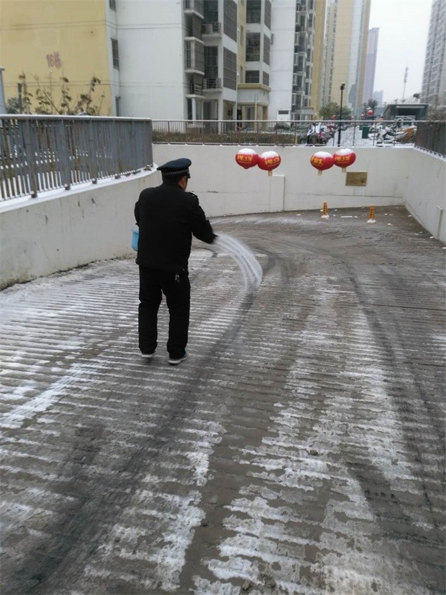 地下室入口撒工業(yè)鹽，確保車輛安全出行