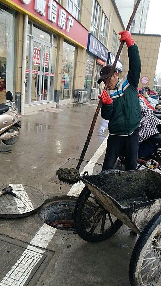 清理門面房各個(gè)污水井